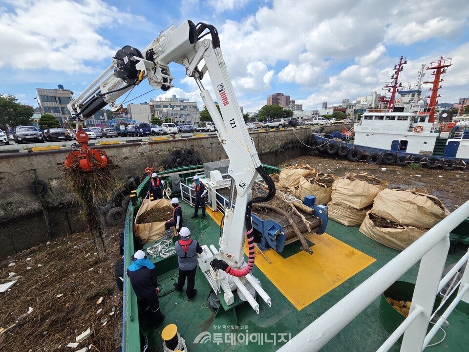 해양환경공단은 지난 14일부터 전국에서 해양 부유쓰레기 총 1122톤을 수거했다고 밝혔다./ 해양환경공단 제공