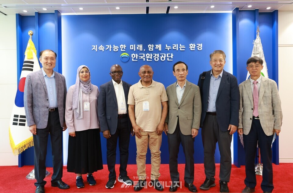 29일 한국환경공단 본사를 방문한 가나 등 아프리카 4개국 관계자들이 정재웅 공단 자원순환이사(왼쪽 다섯 번째), 박천규 UNOSD 원장(왼쪽 여섯 번째) 등과 기념촬영하고 있다./ 한국환경공단 제공