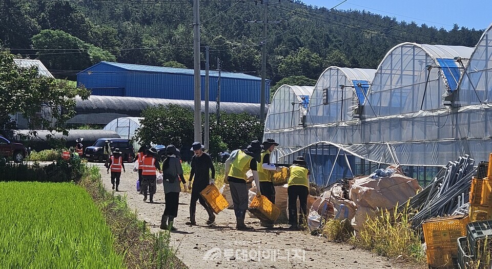 한전KDN, 지역사회 집중호우 피해 극복 지원 자원봉사 모습  / 한전KDN 제공