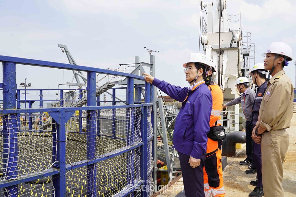 김선규 호반그룹 회장이 대한전선 해저케이블 선적 현장에 방문해 임직원을 격려하고 첫 출하를 축하했다 / 대한전선 제공