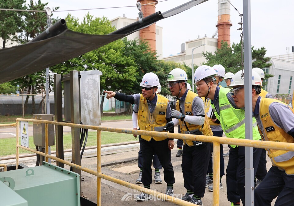서부발전은 31일 서인천발전본부에서 ‘CEO 특별안전점검’을 진행했다. 이번 특별점검은 재해예방을 통해 전력 수급 안정을 유지하기 위한 경영진의 현장경영 활동이다. 사진은 이정복 서부발전 사장(앞줄 왼쪽 첫 번째)이 서인천발전본부에서 현장점검하는 모습./한국서부발전 제공