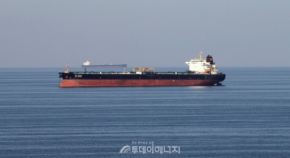유조선들이 호르무즈 해협을 통과하고 있다./출처 VOA