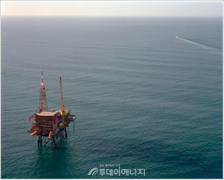 타즈먼 해, 뉴질랜드의 해상 석유 시추 플랫폼. 집권 연합이 석유 및 가스 탐사 금지 조치를 철회하기로 결정했다. /사진 재공 Connect Images/Alamy