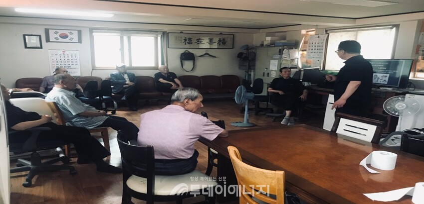 가스안전공사 서울광역본부 관계자가 관내 오금경로당에서 '찾아가는 가스 안전교육'을 실시하고 있다./한국가스안전공사 서울광역본부 제공