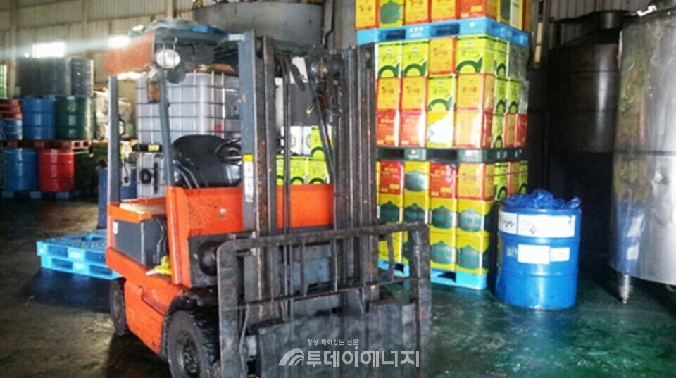 수거된 폐식용유를 창고로 이송해 보관하고 있다./출처 한국바이오에너지협회