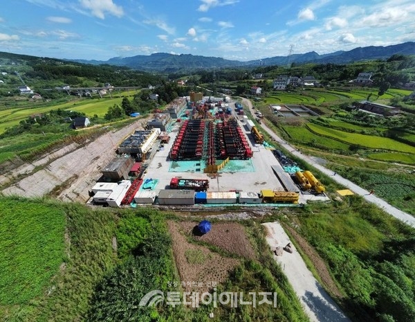 Sinopec의 초심층 탐사정이 4300m 깊이에서 41만2000㎥의 셰일가스 생산 테스트를 성공했다.