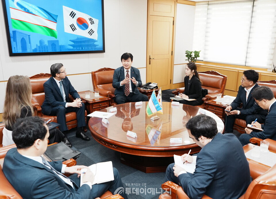 정용기(사진 가운데) 한국지역난방공사 사장이 4일 성남시 분당구 본사에서 주한 우즈베키스탄 알리쉐르 압두살로모프 대사와 만나 K-난방의 우즈벡 진출 성과와 향후 협력 확대 방안을 논의했다고 밝혔다./ 한국지역난방공사 제공
