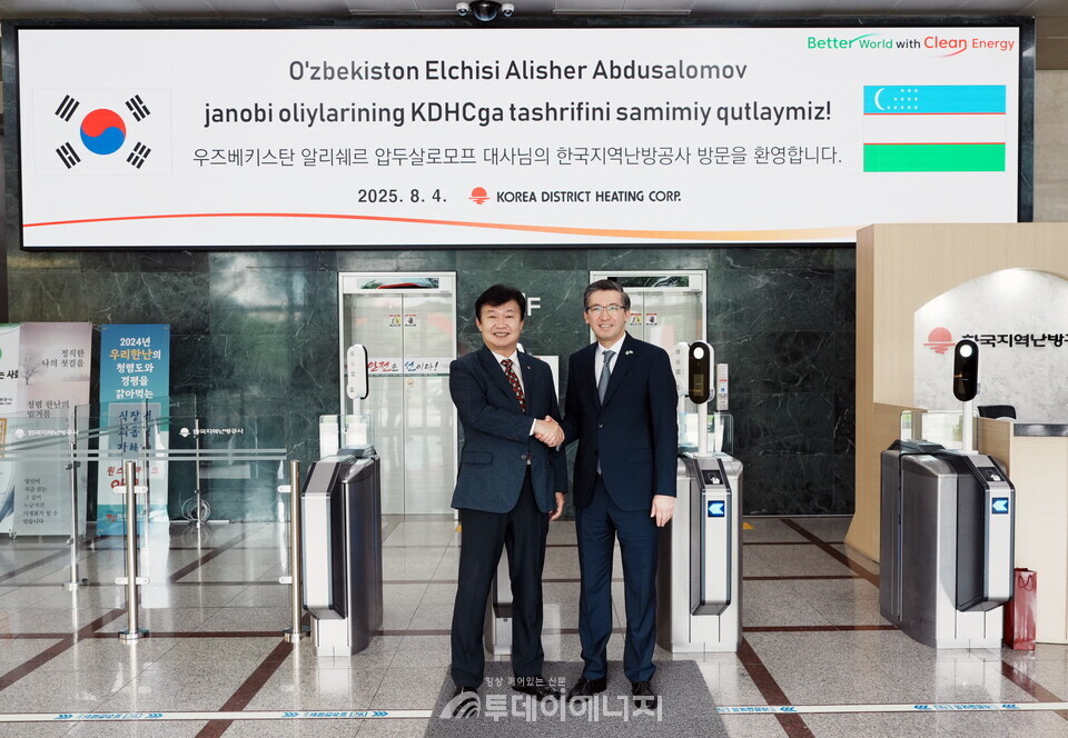 정용기 한국지역난방공사 사장(왼쪽)이 알리쉐르 압두살로모프 우즈베키스탄 대사와 악수하고 있다./ 한국지역난방공사 제공