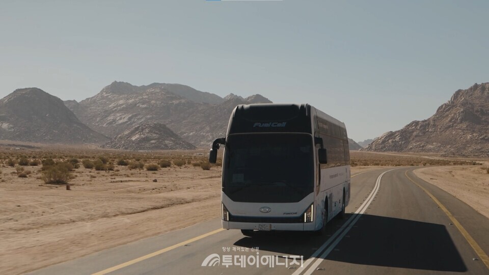 네옴 트로제나 지역에서 주행하는 현대차 유니버스 FCEV / 현대차 제공