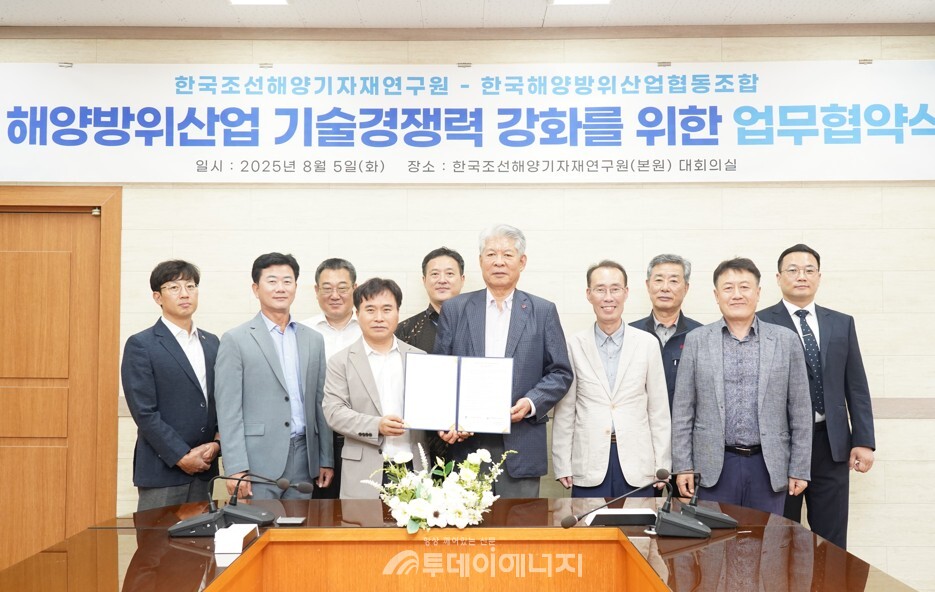 KOMERI 배정철 원장(좌), KODIC 김성태 이사장(우)