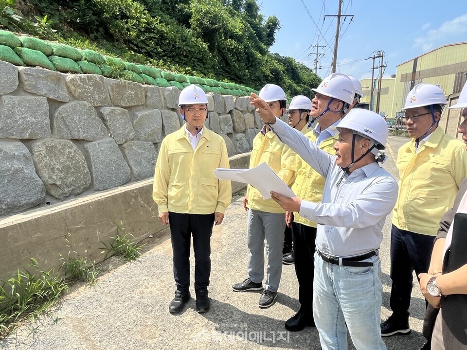 '산업단지 안전점검반’이 포항국가산업단지 내 상습 침수지역을 찾아 현장 안전점검을 실시했다. 사진 왼쪽 첫 번째 김호철 산업통상자원부 지역경제정책관, 사진 오른쪽 세 번째 홍순범 한국산업단지공단 부이사장./ 한국산업단지공단 제공