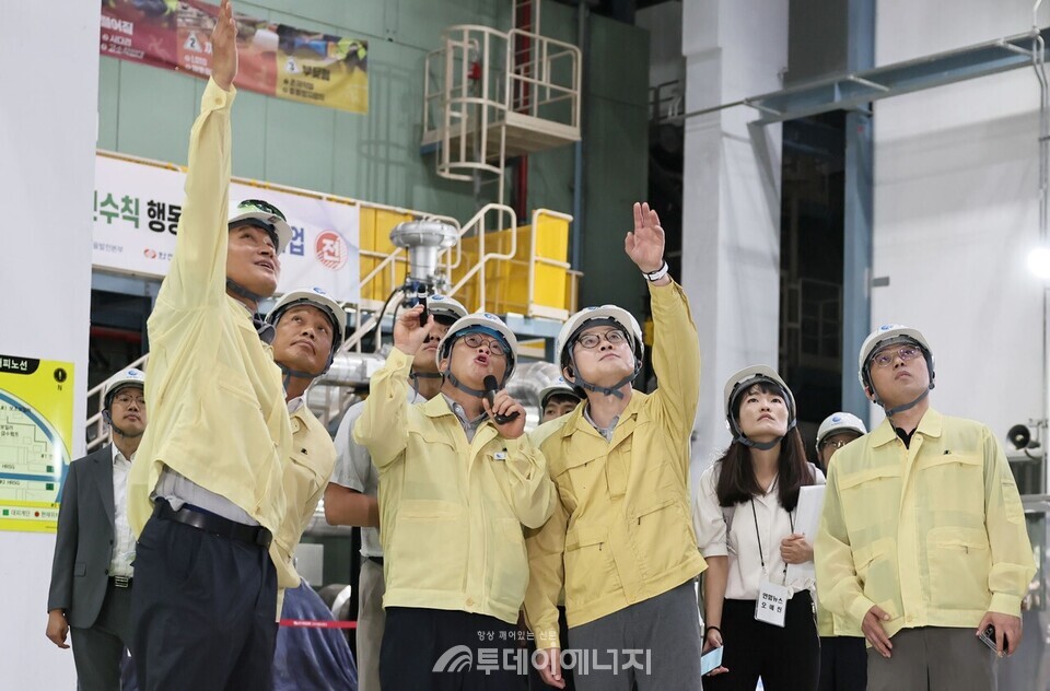 김정관 산업통상자원부 장관이 지난달 19일 취임 후 첫 행보로 여름철 전력 수급 현황을 살피기 위해 서울 마포구 한국중부발전 서울발전본부를 방문, 설명을 듣고 있다./ 산업부 제공