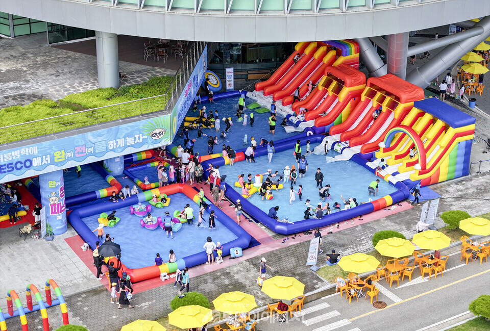 지난달 29~31일 전북 완주군 한국전기안전공사 본사에서 열린 'KESCO 썸머페스타'를 방문한 인파가 물놀이를 즐기고 있다. / 한국전기안전공사 제공