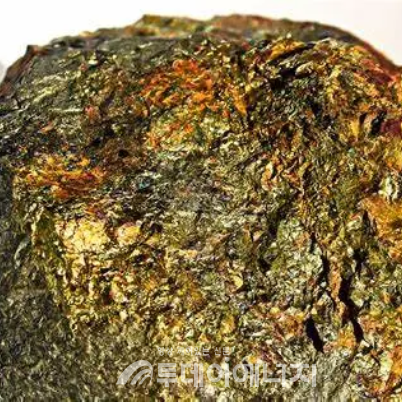 황동석 표면(황동석은 CuFeS2라는 화학적 조성을 가지고 있다. 이는 구리(Cu), 철(Fe), 황(S) 원자로 구성되어 있다 / 박명종 기자