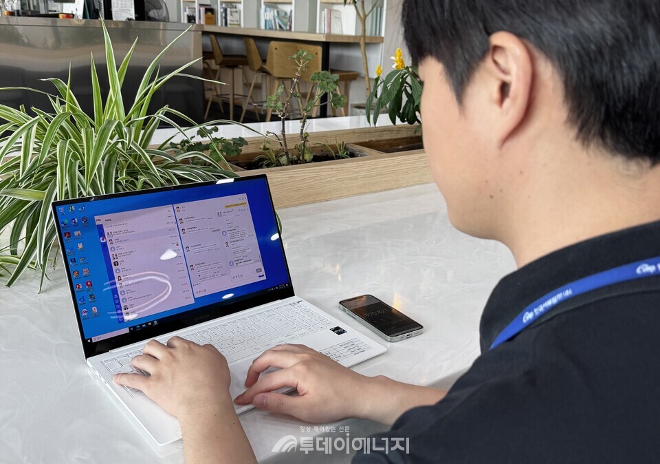 서부발전은 업무용 메신저인 ‘위톡(WeTalk)’의 기능개선을 마쳤다고 6일 밝혔다. 사진은 위톡 시연 장면/한국서부발전 제공