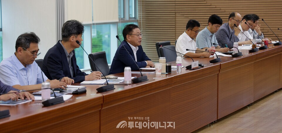 박상형 한전KDN 사장(왼쪽 세번째)이 AI와 에너지 융합 및 해외사업 선제 대응 가속화 논의 위한 토론회를 주관하고 있다 / 한전 KDN 제공