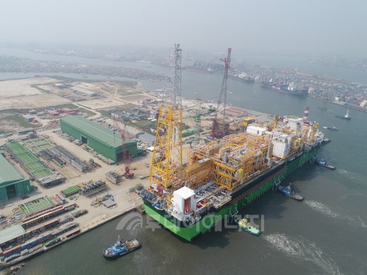 나이지리아 라고스 현지 공장에 입항하고 있는 에지나 FPSO.