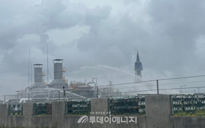 E1 인천 LPG 수입저장시설에서 프로판이 누출되는 사고가 발생해 소방대원들이 물을 뿌리고 있다./인천소방본부 제공