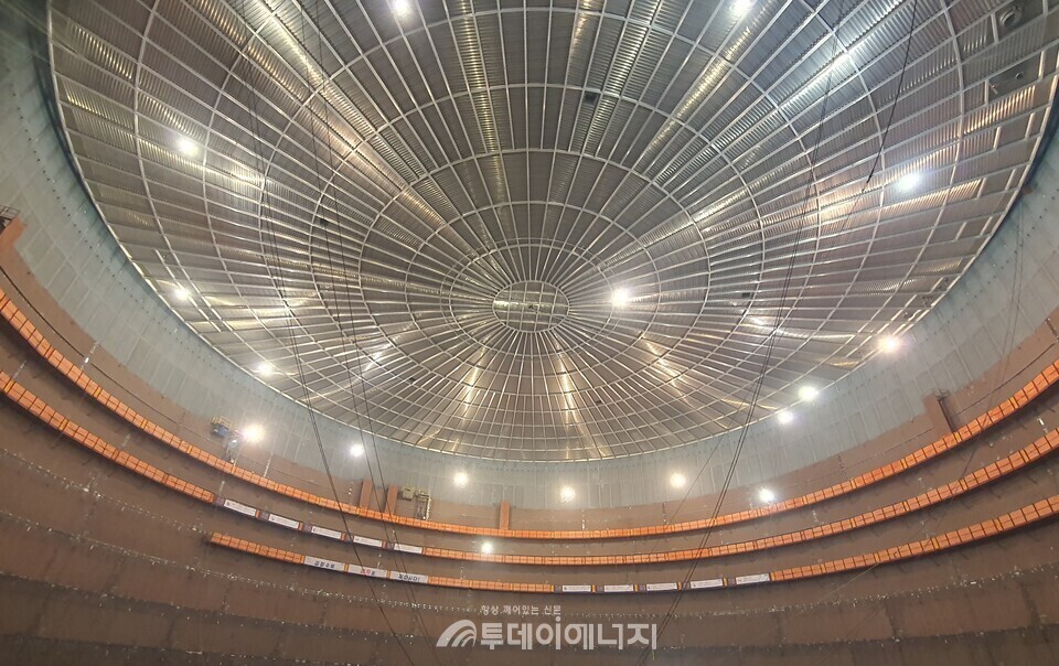 울산KET에 건립 중인 지름 90.6미터, 높이 54.7미터, 저장 용량 10만톤 가량인 LNG 탱크의 내부./신영균 기자