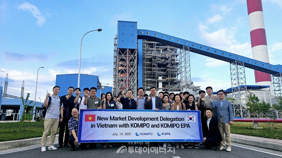베트남 반퐁 발전소에서 수출상담회 종료 후 시장개척단 단체사진/한국중부발전 제공