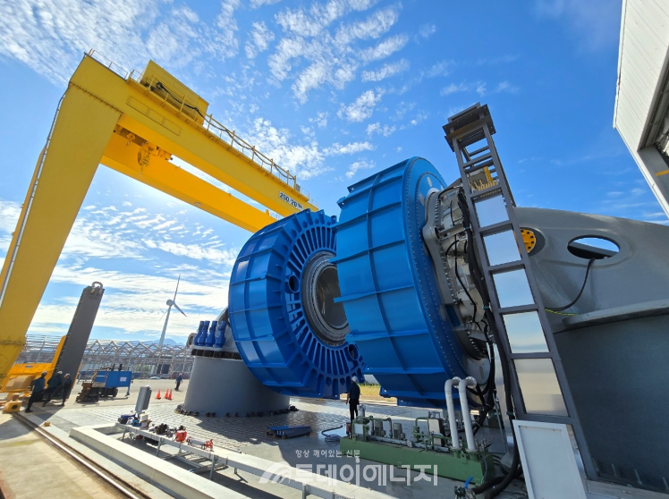 풍력발전 전문기업 유니슨(대표 박원서)이 국내 최초로 10MW 해상풍력터빈 의 내년 상용화를 목표로 시제품 설치에 본격 착수했다고 7일 밝혔다.  사진은 유니슨 사천공장의 고정식 해상풍력발전터빈 모습./유니슨 제공.