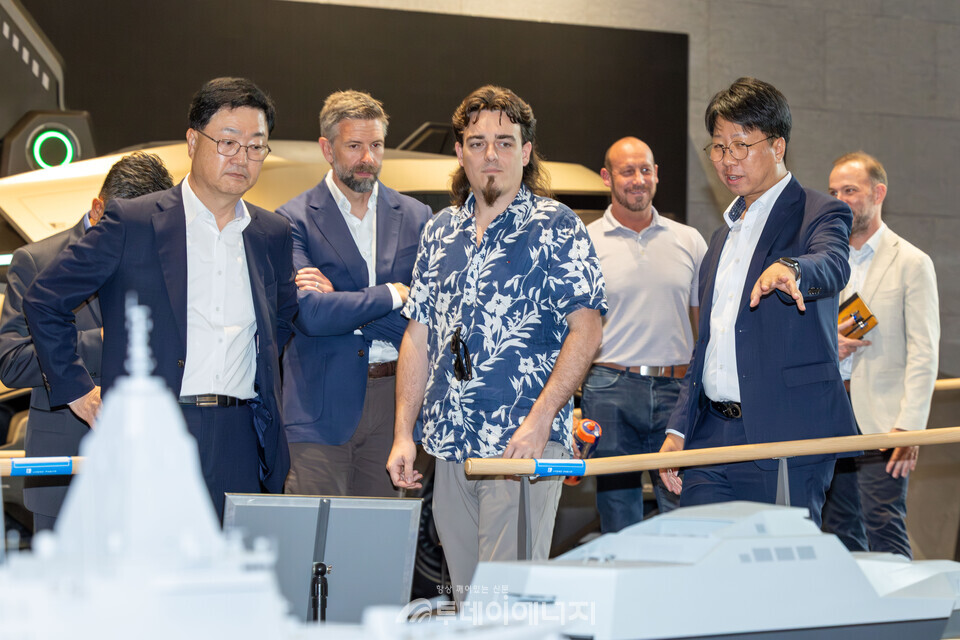 8월6일 HD현대 글로벌R&D센터를 방문한 팔머 럭키(Palmer Luckey) 안두릴 공동설립자가 HD현대가 개발 중인 무인수상정에 대한 설명을 듣고 있다. 사진 앞줄 왼쪽부터 주원호 HD현대중공업 특수선사업대표, 팔머 럭키 안두릴 공동설립자.
