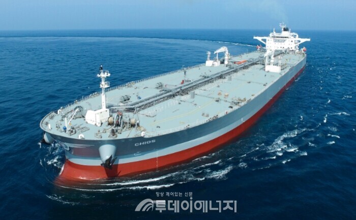 원유 운송선이 운항하고 있다./HD현대중공업 제공