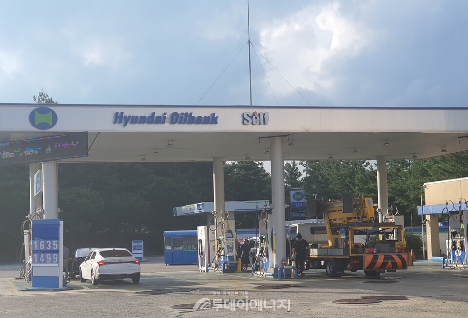 고속도로 휴게소에서 영업 중인 셀프 주유소/신영균 기자