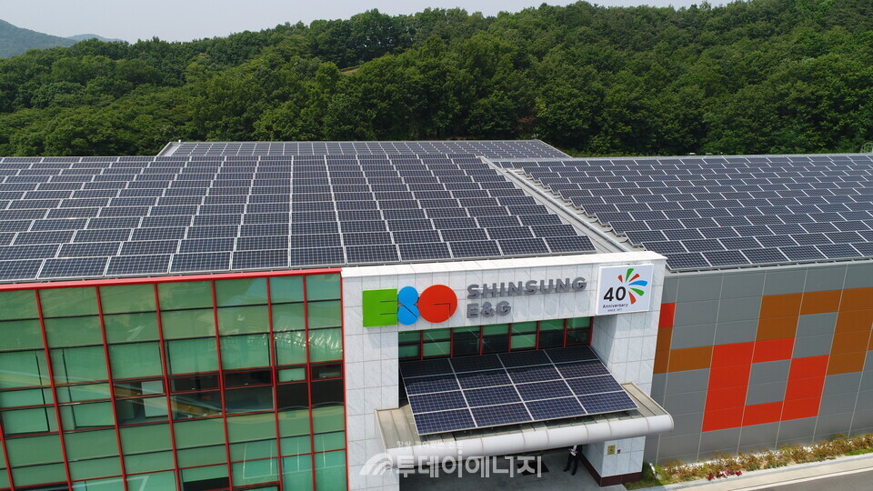 신성이엔지는 7일 연결재무제표 기준 올 2분기 매출 1400억원·영업이익 34억원을 기록하며 전 분기 영업손실에서 흑자전환에 성공했다고 밝혔다. 사진은 신성이엔지 용인사업장. /신성이엔지 제공.