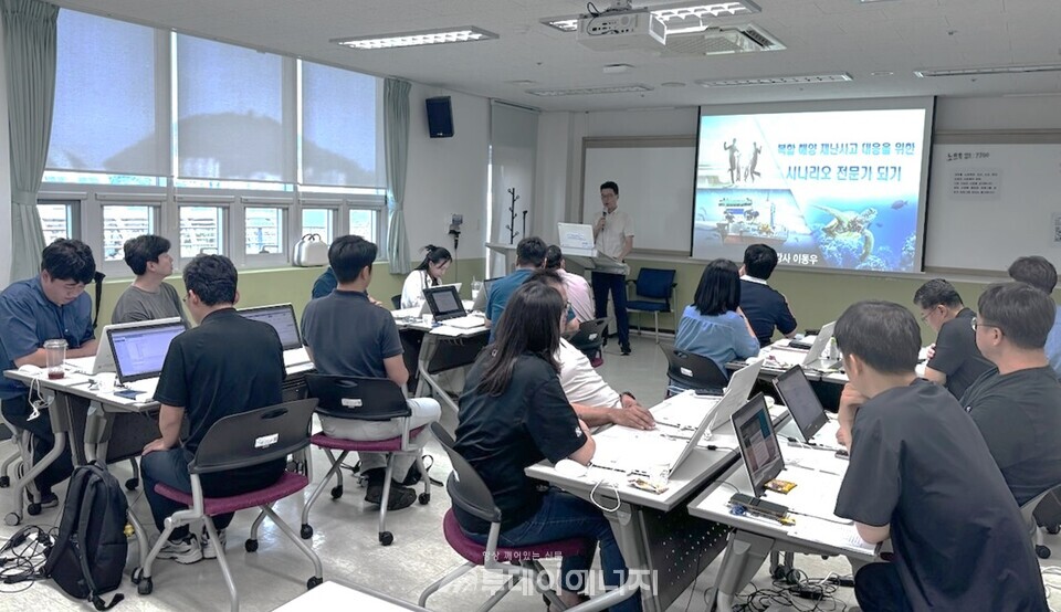 해양환경공단은 7~8일 해양환경교육원에서 실무자 대상 '인공지능 활용 방제훈련' 교육을 개설했다고 밝혔다./ 해양환경공단 제공