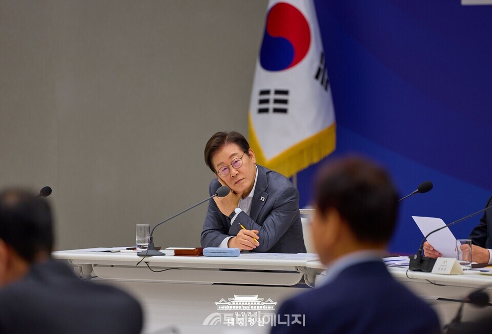 이재명 대통령이 지난 1일 서울 용산 대통령실에서 열린 전국 시·도지사 간담회에서 참석자 발언에 귀를 기울이고 있다./ 대통령실 홈페이지