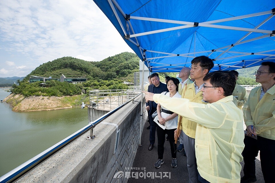김성환 환경부 장관이 지난 7일 경북 영주시 소재 영주댐과 대구 달성군 강정고령보를 방문해 녹조 발생 상황을 점검하고 선제적 대응을 당부하고 있다./ 환경부 제공