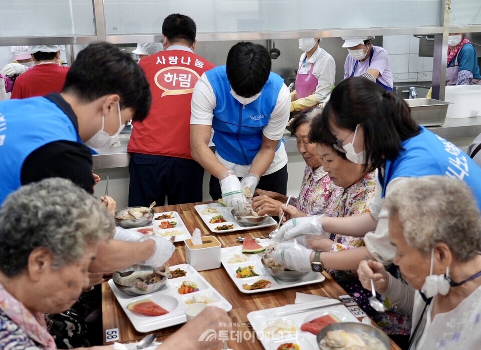 축산환경관리원은 8일 복날을 맞아 목포시 하나노인복지관을 찾아 삼계탕 300인분을 제공하는 배식 봉사활동을 진행했다고 밝혔다./ 축산환경관리원 제공