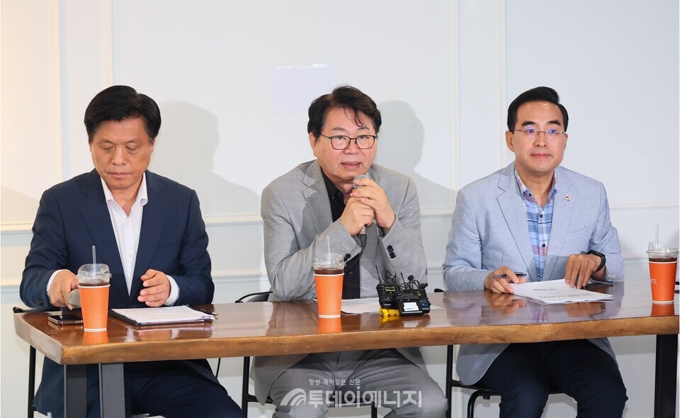 이한주 국정기획위원장(가운데)이 지난달 13일 기자간담회에서 발언하고 있다./ 국정기획위원회 제공