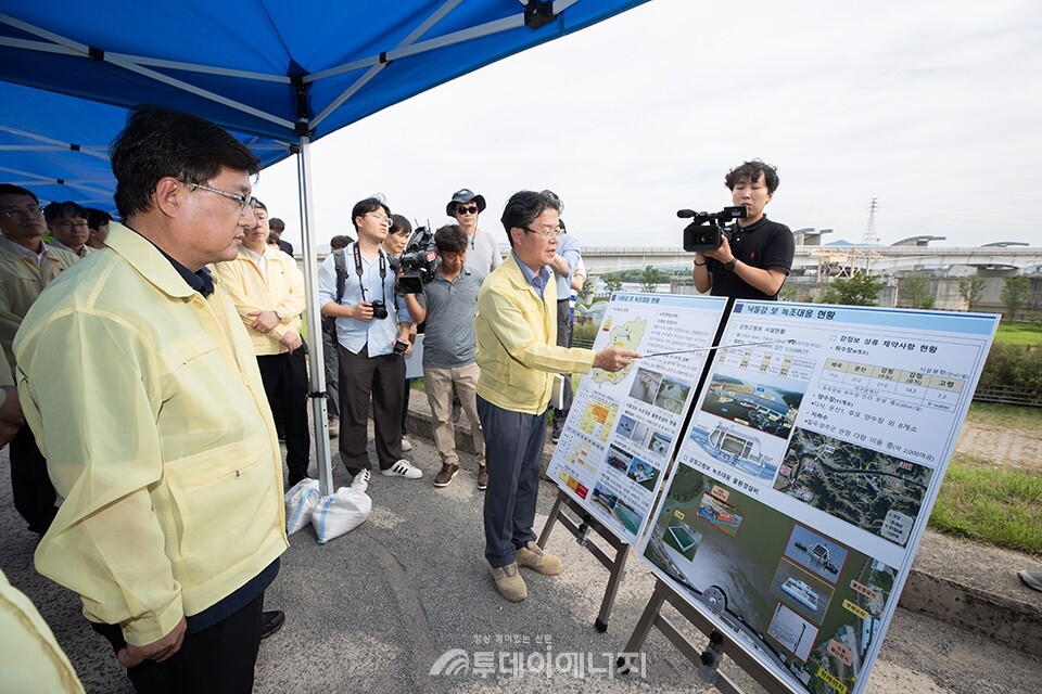 김성환 환경부 장관이 지난 8일 낙동강 녹조 대응태세 현장을 점검했다./ 환경부 제공