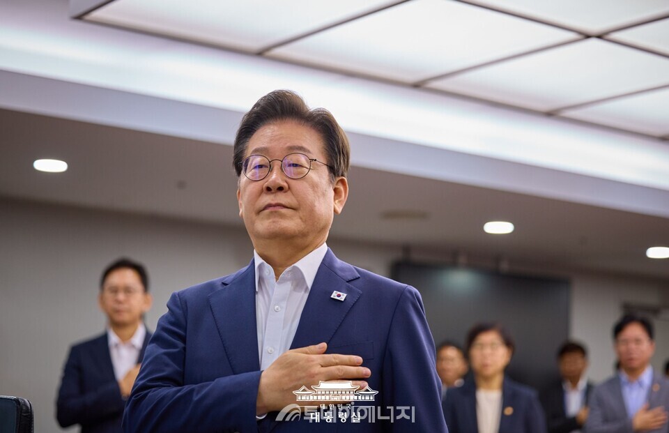 이재명 대통령이 지난달 31일 제3차 비상경제점검TF 회의에 앞서 국민의례를 하고 있다./ 대통령실 홈페이지
