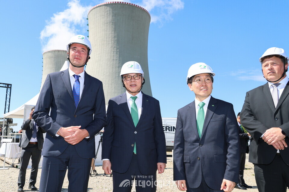 한수원이 8일(현지시간) 체코 두코바니 원전 부지세부조사 착수식을 개최했다 (왼쪽에서 두 번째 황주호 한수원 사장)/한국수력원자력 제공