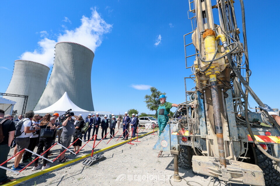착수식에 참가한 내빈들이 부지세부조사를 위한 작업을 지켜보고 있다./한국수력원자력 제공