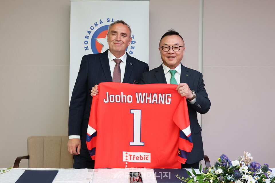 황주호 사장(오른쪽)이 체코 두코바니 지역 아이스하키팀을 후원식에 참석하여 기념촬영을 하고 있다./한국수력원자력 제공