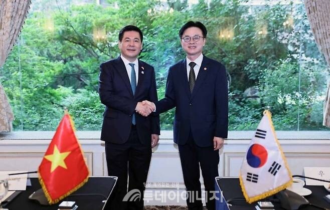 11일 서울 소공동 롯데호텔에서 또 럼 베트남 당 서기장 방한 계기로 만난 김정관 산업통상자원부 장관(오른쪽)과 응우옌 홍 지엔 베트남 산업무역부 장관이 면담을 갖고 기념촬영을 하고 있다./ 산업통상자원부 제공