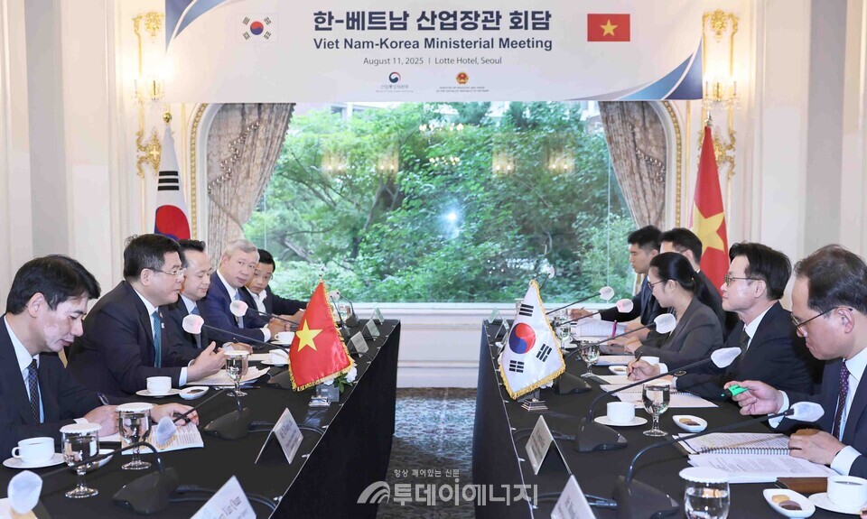 김정관 산업통상자원부 장관(오른쪽 아래에서 두 번째)이 응우옌 홍 지엔 베트남 산업무역부 장관 등과 함께 '핵심광물 공급망'에 관해 회담하고 있다./산업통상자원부 제공