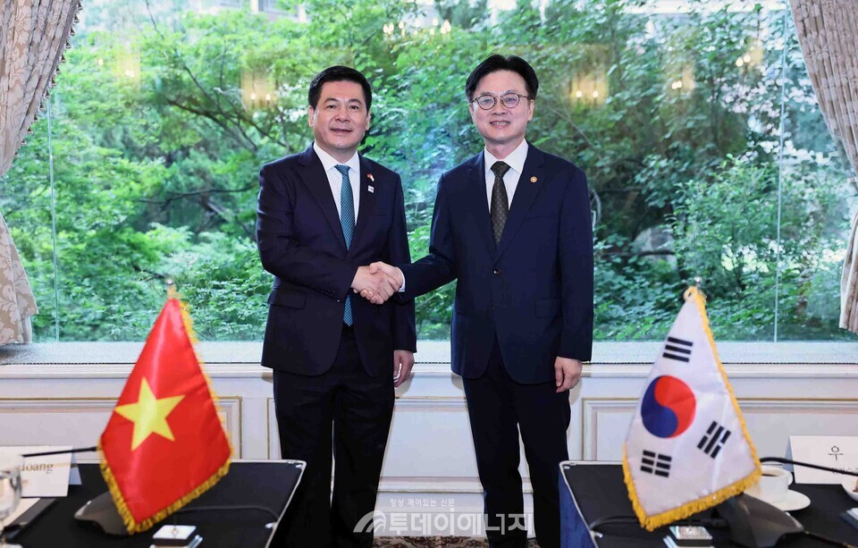 김정관 산업통상자원부 장관(오른쪽)과 응우옌 홍 지엔 베트남 산업무역부 장관이 회담에 앞서 기념 촬영하고 있다./산업통상자원부 제공