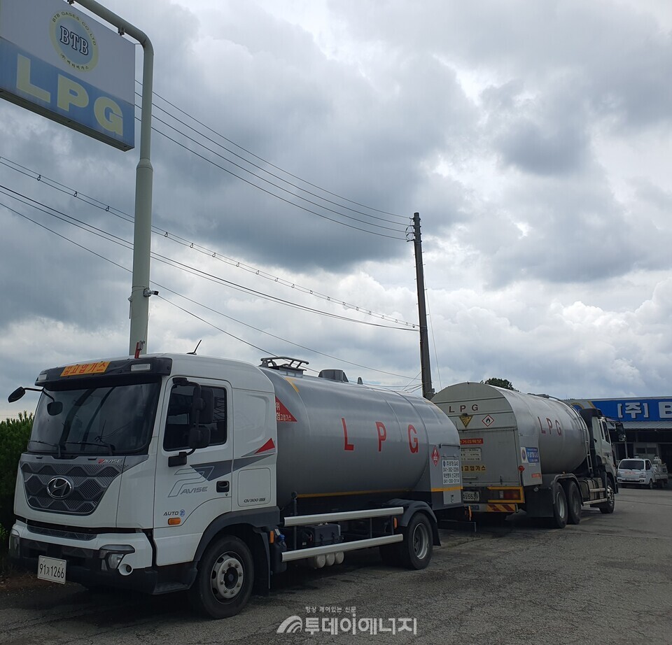 LPG 탱크로리와 벌크로리가 주차해 있다./신영균 기자