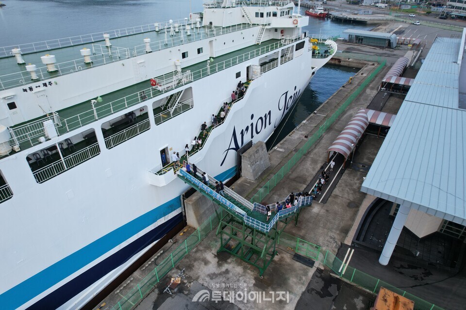 녹동신항연안여객선터미널의 '아리온 제주' 승선 모습. /KOMSA 제공