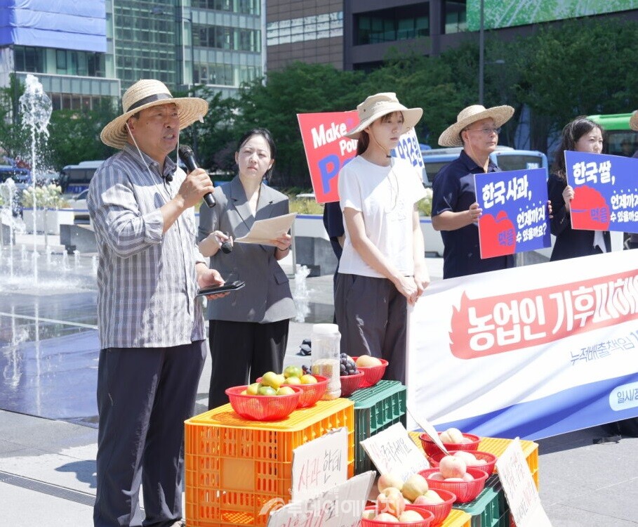 기후솔루션은 12일 오전 서울 광화문 광장에서 “한국전력공사와 5개 발전자회사 대상 기후위기 피해 손해배상 청구 소송을 진행한다”는 기자회견을 열었다./ 기후솔루션 제공 