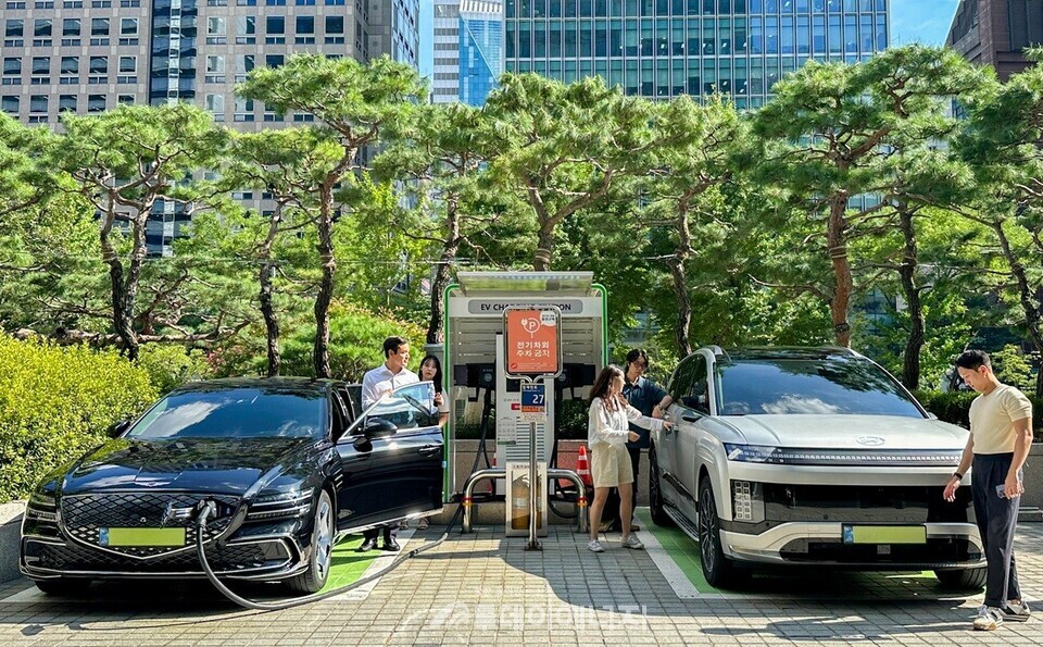 SK이노베이션 계열 직원들이 서울 종로구 SK서린빌딩에서 충전중인 현대자동차 대표 전기차 모델 아이오닉9과 eG80을 체험하고 있다./SK이노베이션 제공