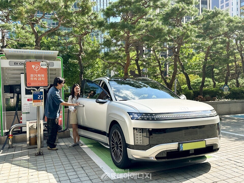 SK이노베이션 계열 직원들이 서울 종로구 SK서린빌딩에서 충전중인 현대자동차 대표 전기차 모델 아이오닉9과 eG80을 체험하고 있다./SK이노베이션 제공