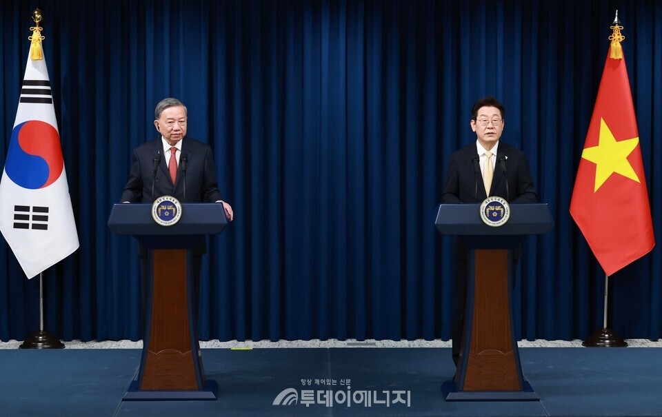 이재명 대통령과 또 럼 베트남 당 서기장이 11일 서울 용산 대통령실 청사에서 정상회담 후 공동언론발표를 하고 있다./ 대통령실 제공