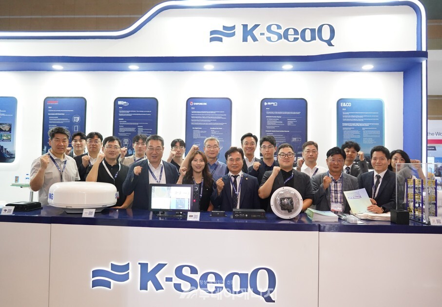 K-SesQ 공동부스, 앞열 좌측 5번째 KOMERI 배정철원장