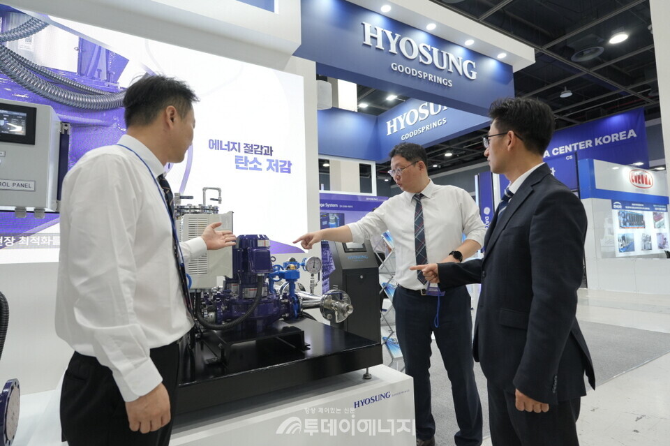 효성굿스프링스가 13일 서울 양재동 aT센터에서 열린 '2025 데이터센터 코리아' 에 참가해 데이터센터 관련 펌프 등 설비를 소개하고 있다. / 효성굿스프링스 제공.